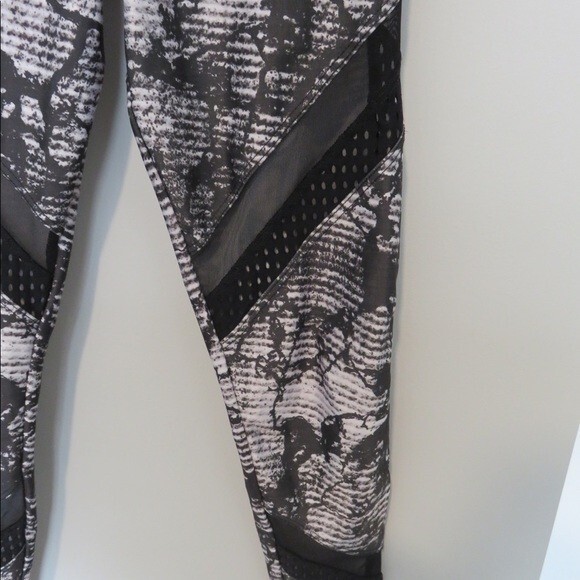 Onzie Leggings Black White Pattern Abstract Full Length Womens Workout Small - Picture 2 of 7